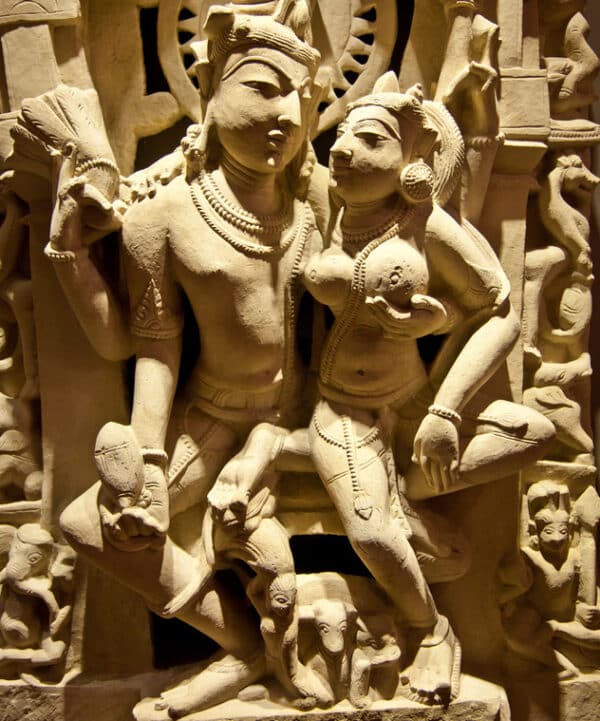 Sculpture tantrique représentant un couple en union sacrée, symbole de l’équilibre des énergies masculine et féminine dans la tradition tantra tao.