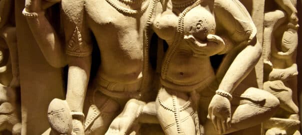 Sculpture tantrique représentant un couple en union sacrée, symbole de l’équilibre des énergies masculine et féminine dans la tradition tantra tao.